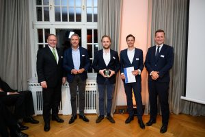 Matthias Kaiser (2.v.l.), Casimir von der Decken (Mitte) und Dr. Christopher Lohmann (2.v.r.) erhalten den KPMG Digital Insurance Award von Frank Schhönfelder (PVC (rechts). 