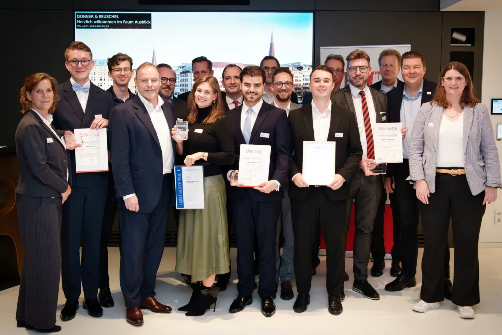 Hamburgs Finanzsenator Dr. Andreas Dressel (zweiter von rechts) gratulierte persönlich sowohl dem VFV zum 50. Jubiläum als auch den glücklichen Preisträgern